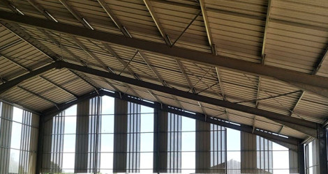 Couverture d’un bâtiment agricole : tôle bac acier ou fibrociment ?