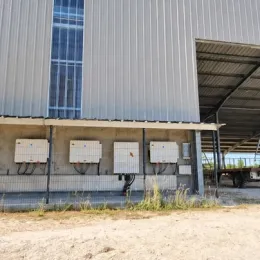 Vue extérieure retouchée de l’écurie métallique de M. Berger en Sarthe