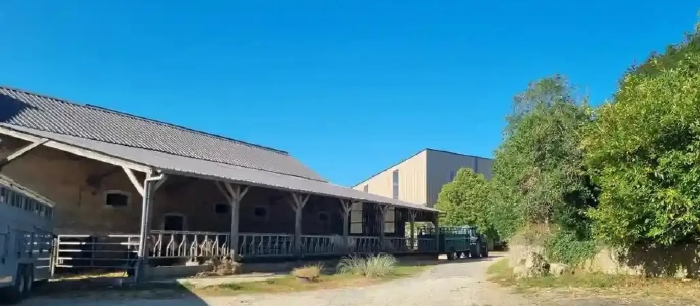 Bâtiments existants et écurie métallique de l’exploitation Berger en Sarthe