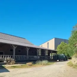 Bâtiments existants et écurie métallique de l’exploitation Berger en Sarthe