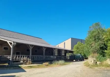 Bâtiments existants et écurie métallique de l’exploitation Berger en Sarthe